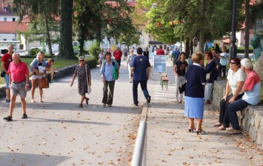 »Pozitivni odzivi na Odprto ulico nas zavezujejo, da začnemo razmišljati o dolgoročni prometni preureditvi Šolske ulice«