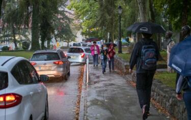 Otroci grejo radi v vrtec in šolo peš