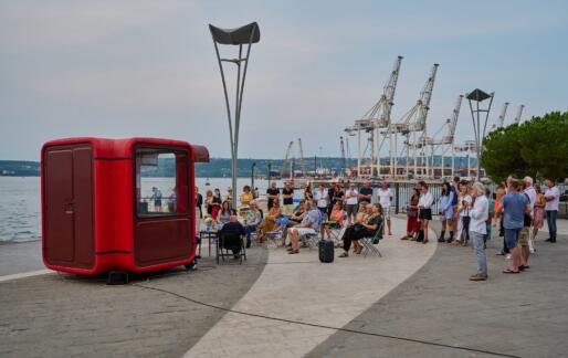 Mesta >> mestom: Urbana kavarna