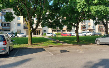 Več parkirišč ne pomeni manj težav (in kaj prinašajo nove smernice)