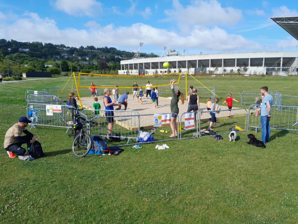 Cork / Začasne priložnosti za igro so privedle do trajnejše namestitve objektov za šport in igro na zelenih površinah v mestu. Foto: Mesto Cork