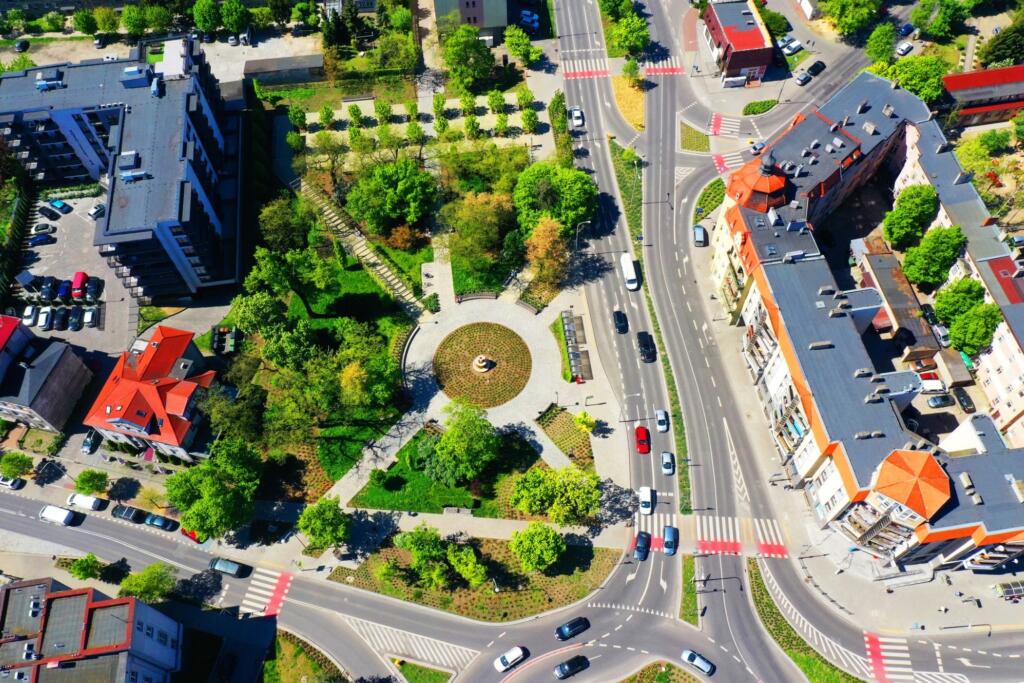 Ostrów Wielkopolski / Iz krožišča je nastal park, ki prebivalcem ponuja več zelenja, sence in prostor za srečevanje. Foto: Mesto Ostrów Wielkopolski