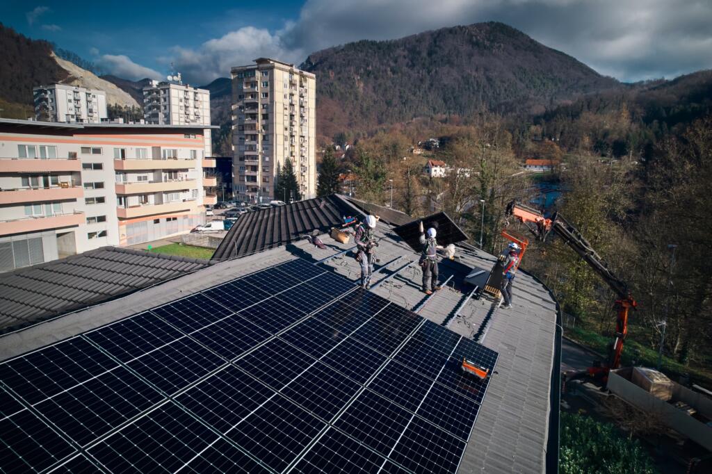 Na strehi Osnovne šole narodnega heroja Rajka je bila nameščena 300-kilovatna fotonapetostna elektrarna. Foto: Timotej Vrtnik/Focus