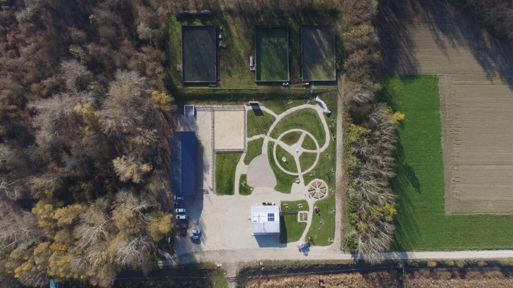 Informacijska točka z urejenim vrtom, ki podpira naravne procese in prispeva k varstvu biotske raznovrstnosti. Foto: Tilen Basle