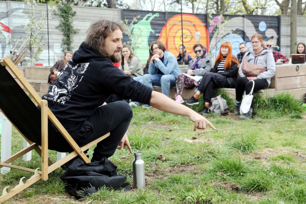 Poleg zaprtih prostorov center obsega tudi več kot dva hektarja velike zunanje površine, kjer gostijo kopico aktivnosti, med drugim tukaj
deluje skupnostni vrt. Foto: Adela Jakielaszek