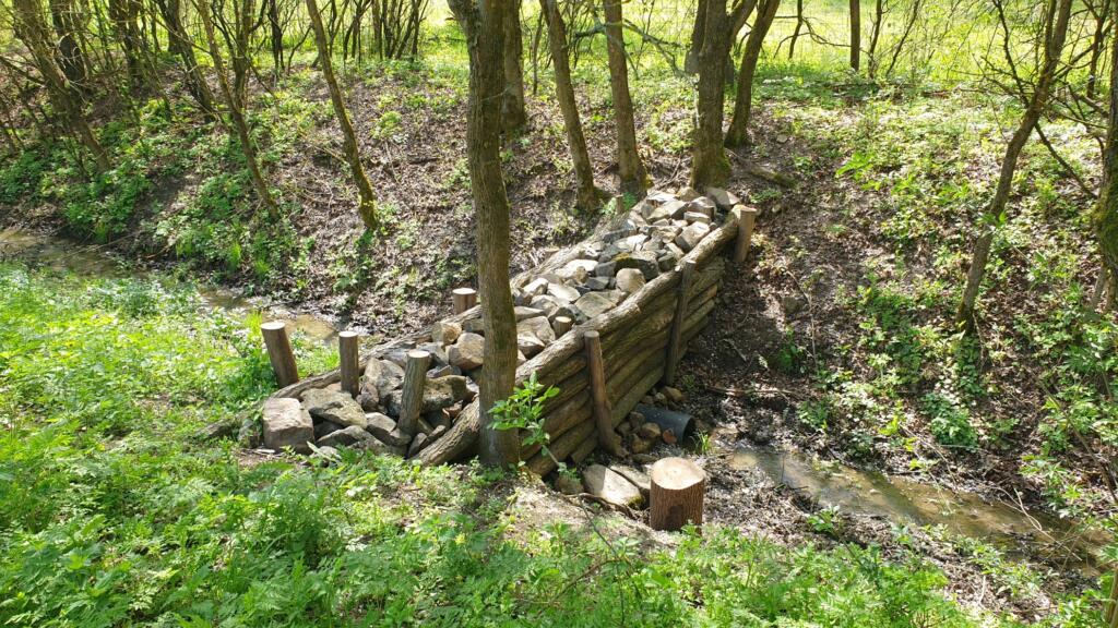 Dvojna pregrada iz hlodovine, ojačana s kamnom in geotekstilom. Foto: Krisztián Mészáros
