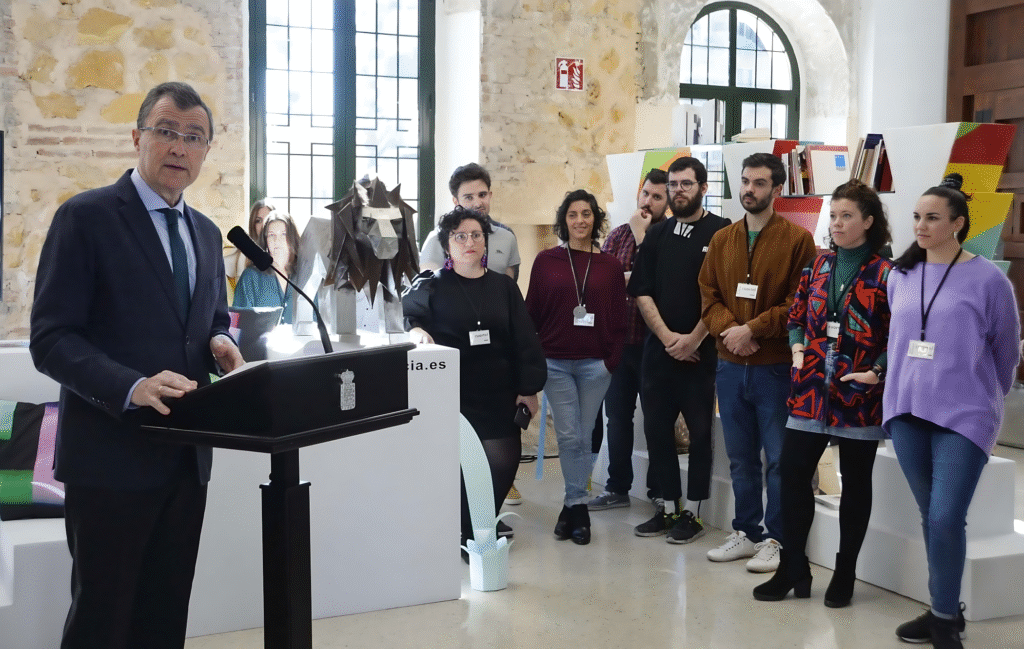 Predstavitev umetnikov, ki so dobili v uporabo občinske prostore. Foto: Amber Kay