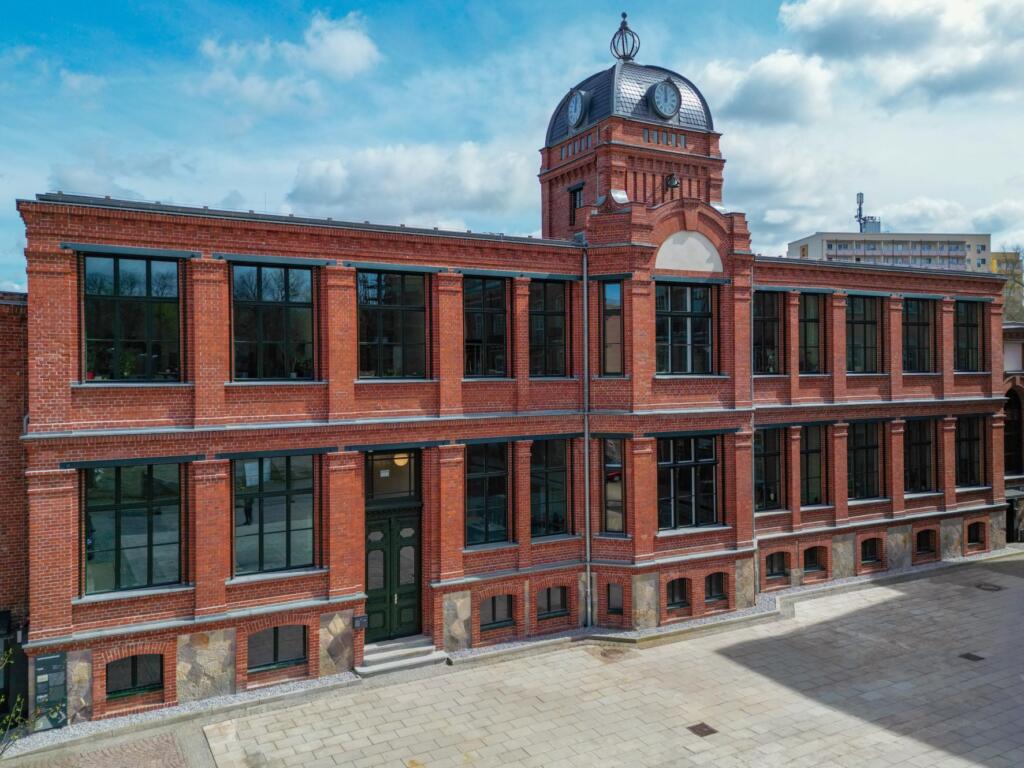 Upravna stavba tovarne leta 1992. Foto: Mesto Flöha, Günter Merkle