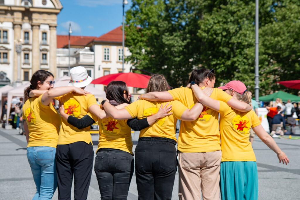 Del organizatorske ekipa festivala »Igraj se z mano« na Kongresnem trgu. Foto: Maša Pelc