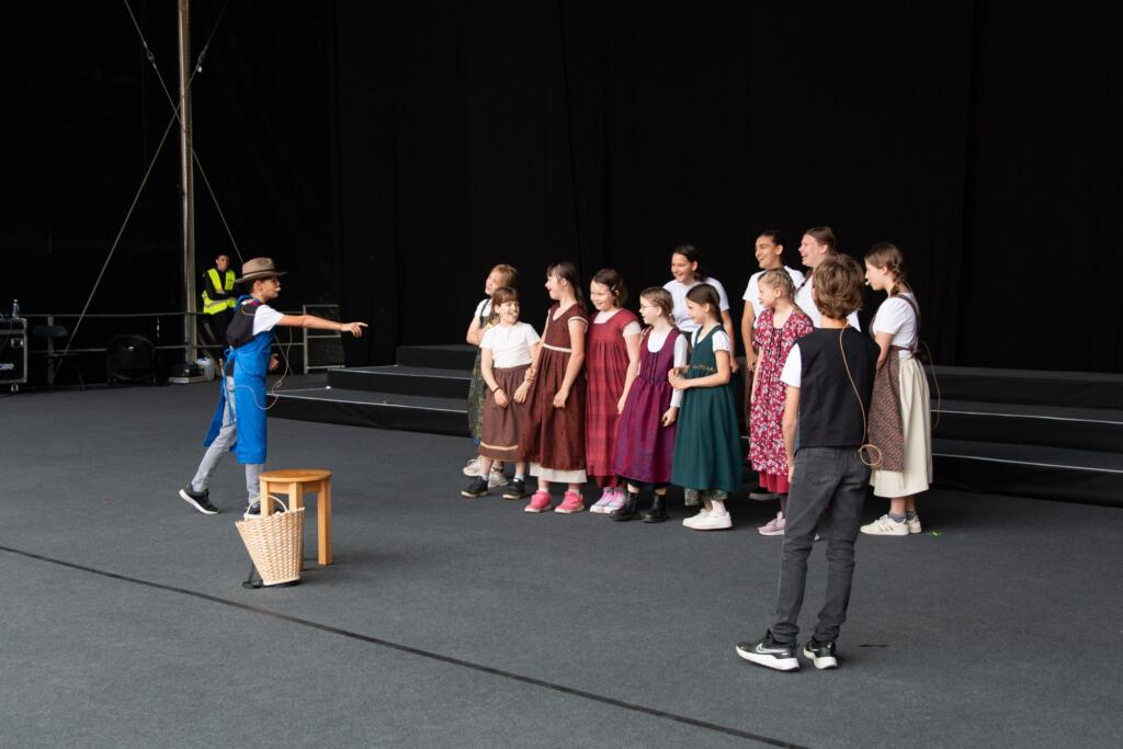 Otroci med nastopom na Janezovem in Aničinem odru v okviru festivala »Igraj se z mano«. Foto: Maša Pelc