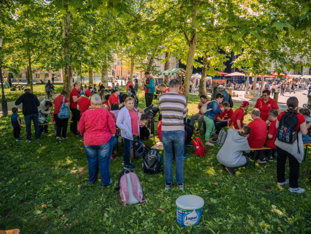 Množica ljudi v parku Zvezda na delavnicah festivala »Igraj se z mano«. Foto: Jakob Šircelj
