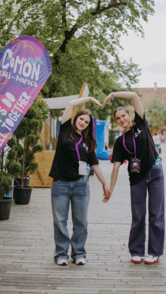 Prostovoljci, ki širijo pozitivno energijo na skupnostnem dogodku.
Foto: PONT Group / Com’ON Cluj-Napoca