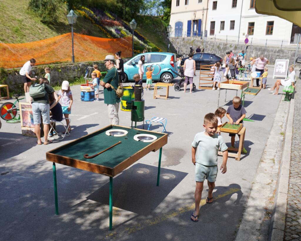 V Kamniku je bil zgodovinski trg, ki so ga zasedali parkirani avtomobili, s pomočjo gledališke aktivnosti in sodelovanja lokalne skupnosti preoblikovan v prijeten skupnostni prostor. Parkirna mesta so začasno nadomestile igre, sedišča ter kulturne dejavnosti, kar je ustvarilo živahno zbirališče za prebivalce in obiskovalce. Foto: Občina Kamnik.