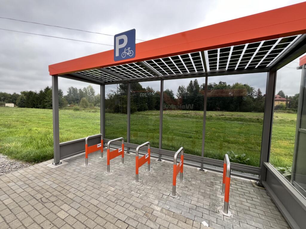 V poljskem Rzeszówu je bilo ob avtobusni postaji zgrajeno novo parkirišče za kolesa, ki podpira multimodalno mobilnost in spodbuja trajnostno vsakodnevno potovanje. Foto: Rachela Škrinjar