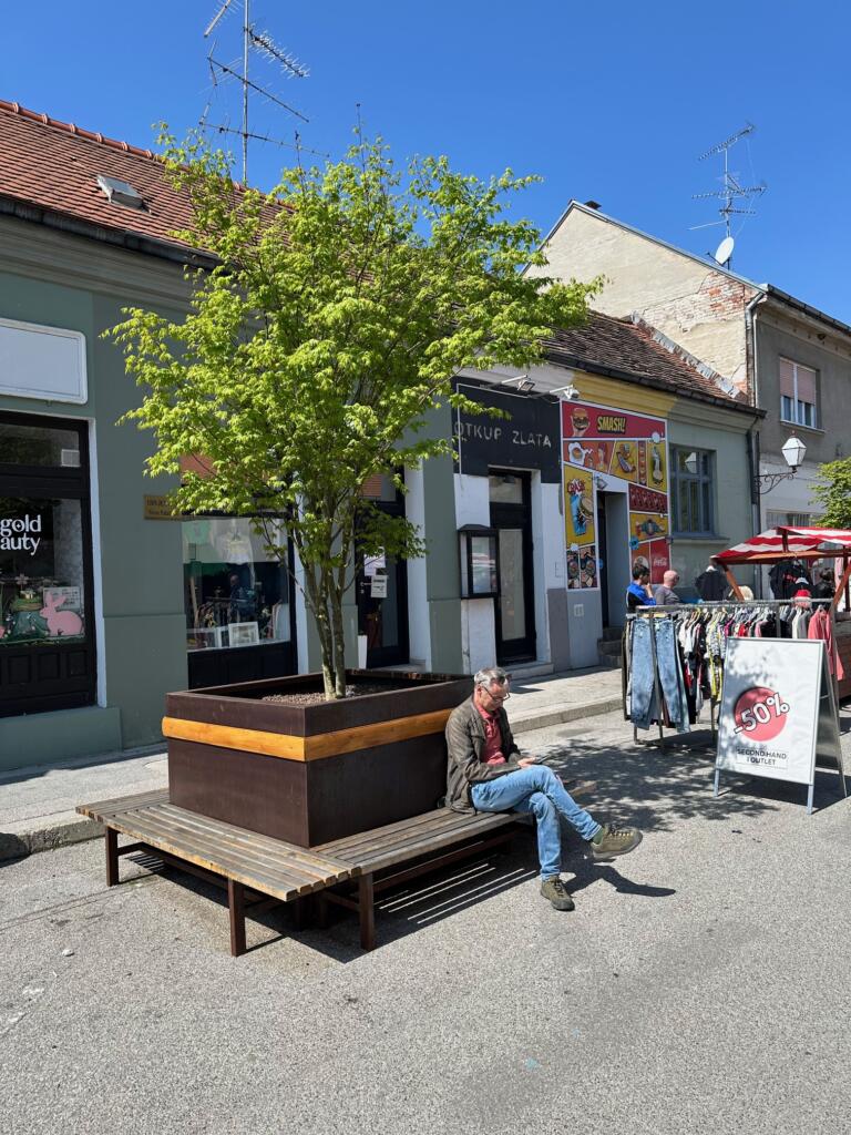 V hrvaškem Varaždinu so začasno preuredili ulico, ki je bila primarno namenjena predvsem avtomobilskemu prometu, v bolj zelen in družbeno-živahen koridor, ki daje prednost ljudem in vsakodnevni rabi prostora. Foto: P4 – Centar za mlade.