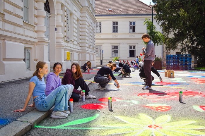 V avstrijskem Kremsu je bil trg ob šoli preoblikovan v živahen prostor, namenjen ljudem. Učenci gimnazije BORG Krems so v okviru priprav na pilotni projekt na Hafnerplatzu ustvarjali dekoracije in izdelali ulični pohištvo s ponovno uporabljenih materialov. Foto: Stefanie Kotrba, UWK.
